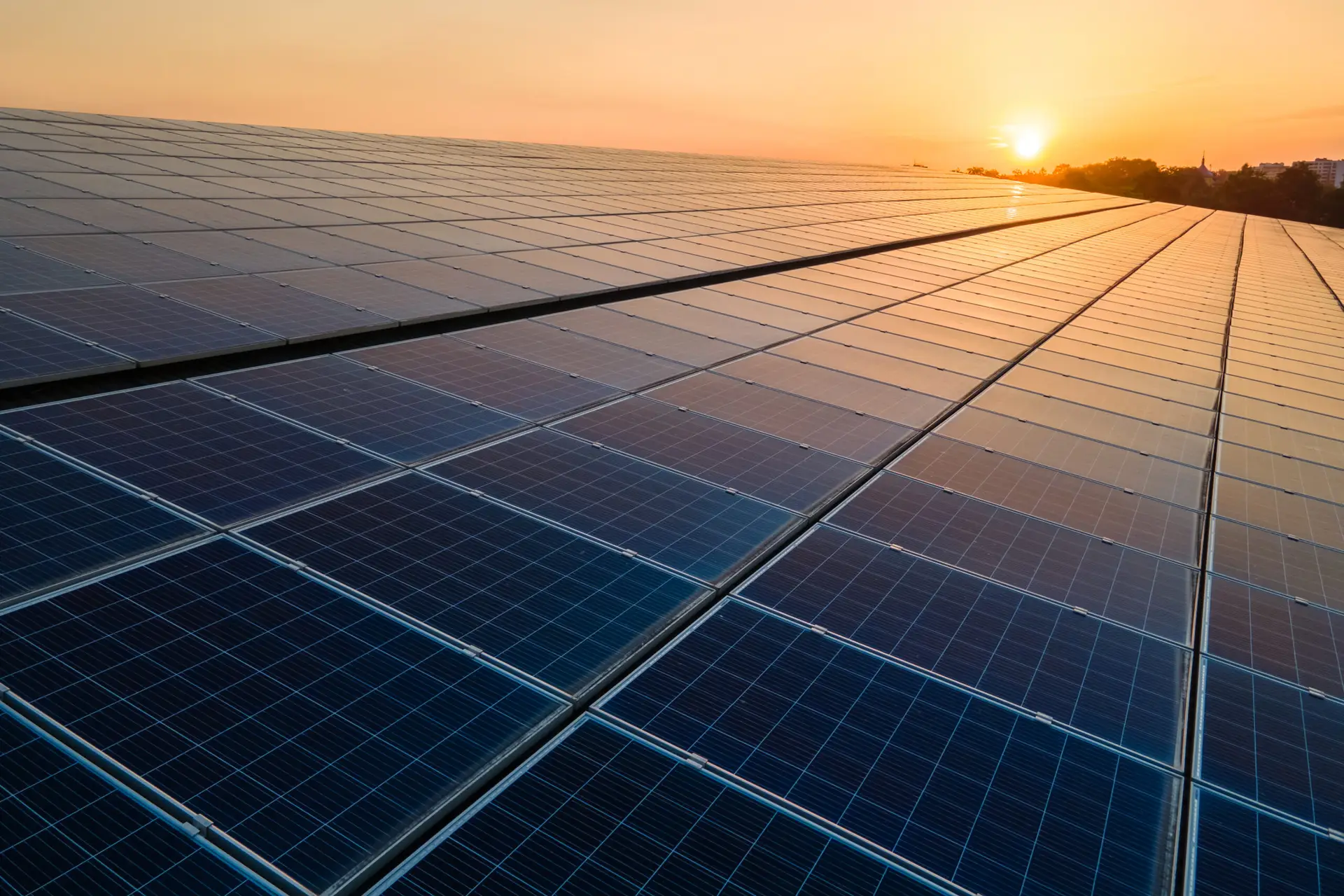 Photovoltaikmodule an einer Gebäudefassade