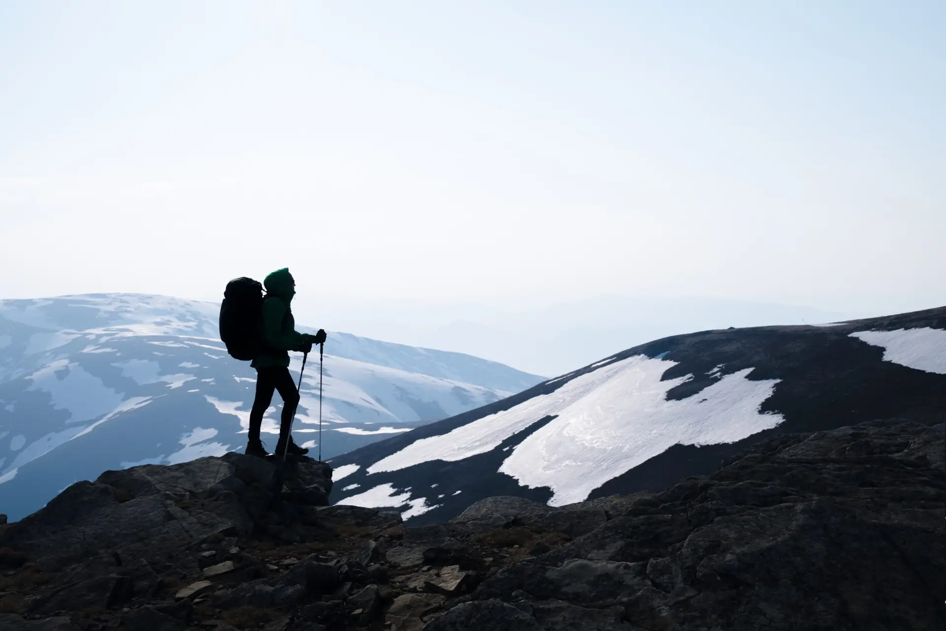 Wanderer vor verschneiter Berglandschaft