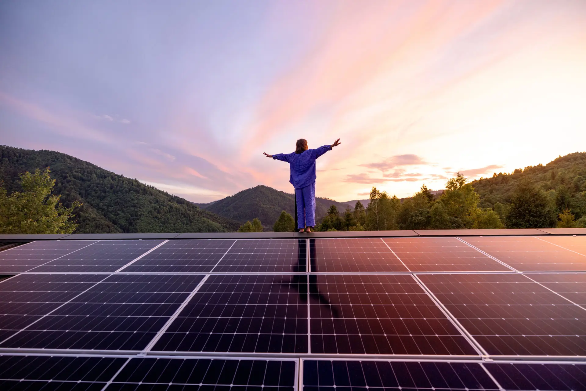 Solarpanels auf einem Dach in den Bergen