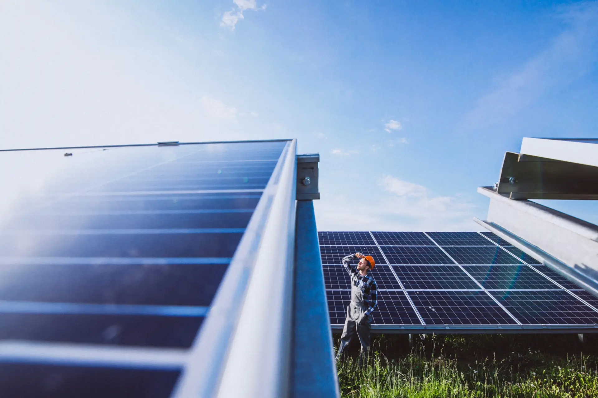 Techniker in einem Solarfeld